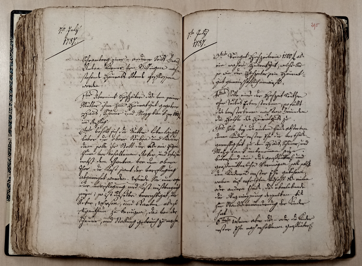 Zwei Seiten der Contraktenprotokolle, einer mehrbändigen Sammlung von Vertragsurkunden aus dem 18. Jahrhundert, mit handschriftlichen Einträgen in altdeutscher Schrift