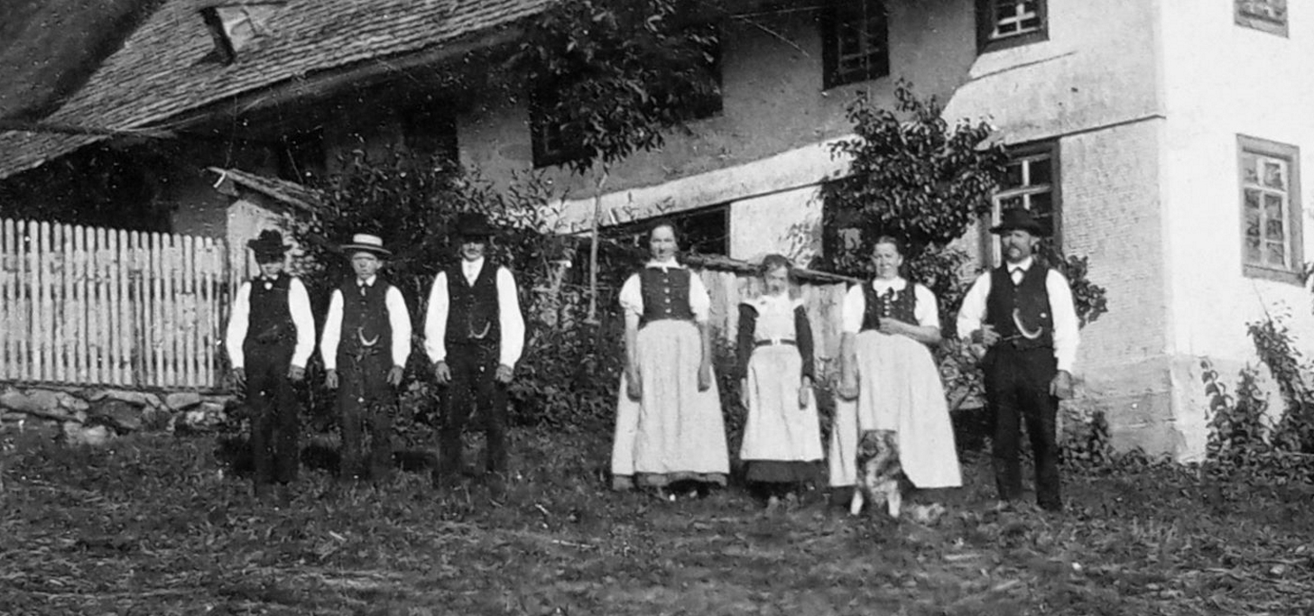 Bauersleute mit Josenhof im Hintergrund - Schwarz-Weiss-Fotografie von Anfang des 20. Jahrhunderts